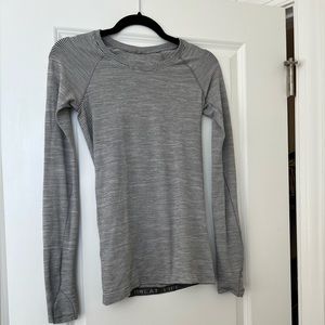 Lululemon Swiftly Tech Long Sleeve Shirt - size 4 - black and white stripe